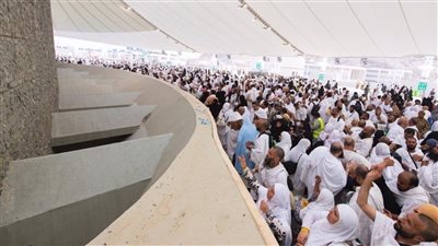 حجاج بيت الله يواصلون رمي جمرة العقبة الكبرى (فيديو)