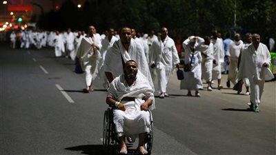 تخصيص مسار للحجاج ذوي الإعاقة للوصول بسهولة إلى مخيماتهم في منى (فيديو)