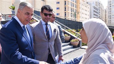 محافظ الإسكندرية يسلم توك توك بديل لسيدة فقدت مصدر رزقها في العاصفة