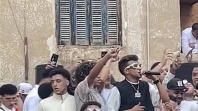 بعد حفله اليوم بفيصل، عصام صاصا يهرب على موتوسيكل من الزحام (صور)