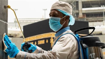 لضمان سلامة الحجاج، استمرار عمليات تعقيم وتطهير بيت الله الحرام (فيديو)