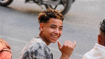 قصات وألوان الشعر الغريبة والزاهية تسيطر على شوارع وسط البلد بأول أيام عيد الأضحى (صور) 