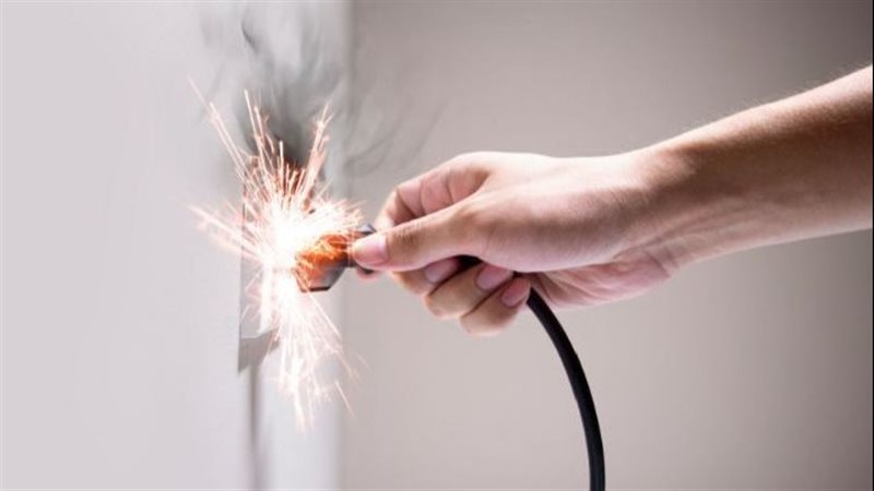 وفاة شاب إثر صعقة