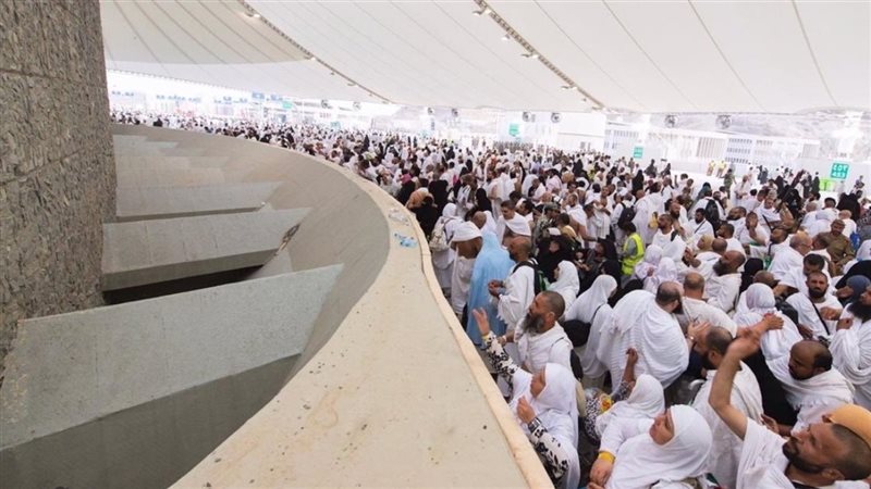 حجاج بيت الله يواصلون
