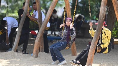 الأطفال يلعبون الكرة داخل حديقة الأزهر احتفالا بثاني أيام العيد (صور)