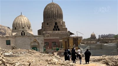 بين الدعاء والدموع، سيدات يحتفلن بعيد الأضحى مع أحبابهن الغائبين بالمقابر (فيديو وصور)