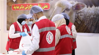 الهلال الأحمر يوزع أضاحي العيد على الأسر الأولى بالرعاية 