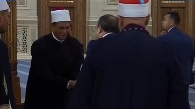 في لفتة إنسانية كريمة، الرئيس السيسي يطمئن على أحد الأئمة الحضور بخطبة عيد الأضحى (فيديو)