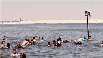 العيد على البحر حاجة تانية، إقبال أهالي الإسماعيلية على الشواطئ (فيديو) 