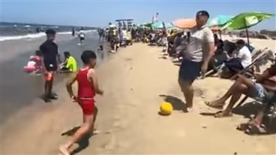 بيلعبوا كرة وفي الرمال، أبرز مظاهر احتفال المواطنين علي شاطئ مدينة جمصة (صور)