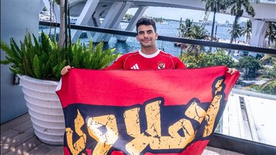 استقبال حافل من إمام عاشور والشناوي لزيزو بعد انضمامه لمعسكر الأهلي (فيديو)