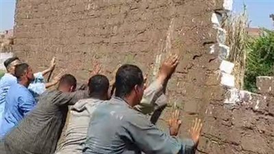 إزالة بالأيدي لحالة تعد بالبناء على أرض زراعية في سوهاج