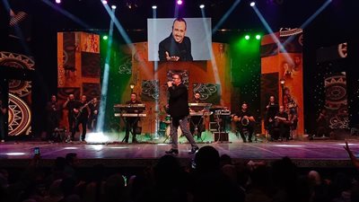 هشام عباس يتألق بأغانيه في حفله بعيد الأضحى على مسرح البالون (صور)