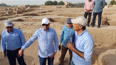 أمين المجلس الأعلى للآثار يتفقد المقاصير الجنوبية بمعبد الأخ منو بالأقصر