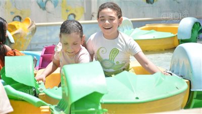 البدالات المائية، وسيلة الأطفال للهروب من الحر بالحديقة الدولية في ثالث أيام العيد (صور)