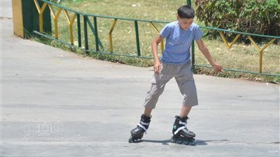 الباتيناج وسيلة احتفال الأطفال بالحديقة الدولية في ثالث أيام عيد الأضحى (صور)