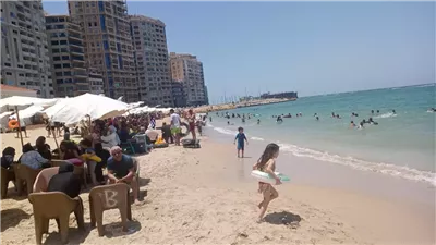 إقبال شديد على شواطئ الإسكندرية في ثالث أيام عيد الأضحى (صور)