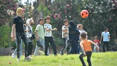 ممارسة كرة القدم أبرز مظاهر الاحتفال بثالث أيام عيد الأضحى بالحديقة الدولية (صور)