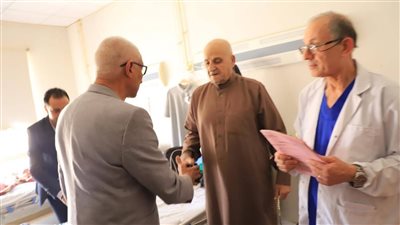محافظ شمال سيناء يقدم التهنئة بالعيد للجرحي الفلسطينيين في مستشفي نخل المركزي