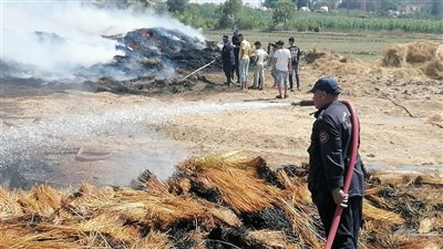 السيطرة على حريق التهم شونة كتان بقرية شبرا اليمن (فيديو)