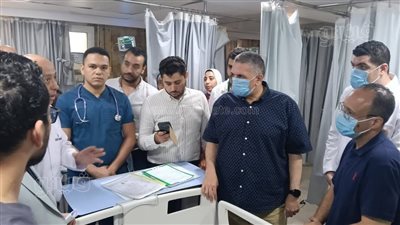 مساعد وزير الصحة يستمع للمرضي خلال تفقده مستشفي كفر الشيخ العام