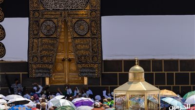 يطوفون مودعين وقلوبهم معلقة، حجاج بيت الله يؤدون آخر مناسكهم (صور)