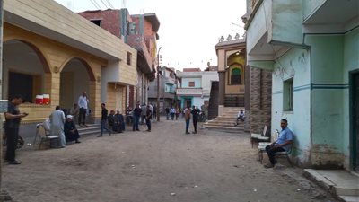افترشوا الشوارع، أهالي المصادرة بالدقهلية يستعدون لاستقبال جثمان بطل محطة العاشر لتشييع الجنازة (صور)