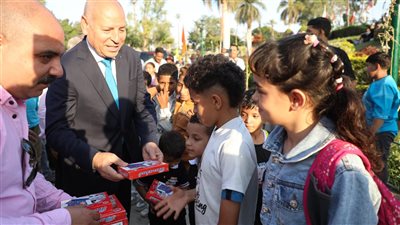 محافظ القاهرة يوزع الحلوى والألعاب على الأطفال خلال زيارته للحديقة الدولية