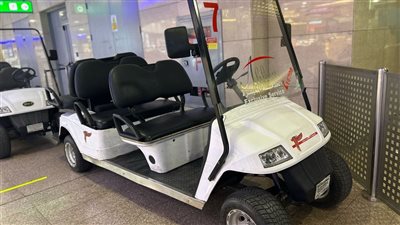 عربات كهربائية مجانية لنقل كبار السن وذوي الهمم بصالات مطار القاهرة