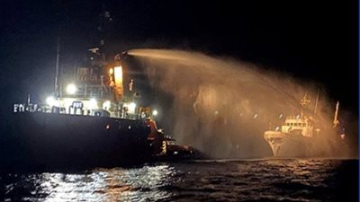 5 زوارق إسرائيلية تحاصر المركب 