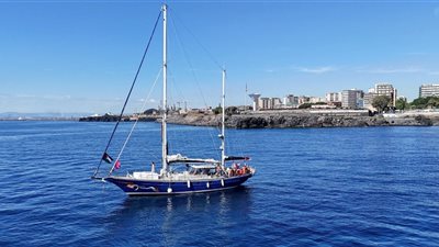 ناشط على السفينة مادلين: طائرات الاحتلال تحاصرنا وترشنا بمادة بيضاء (فيديو)