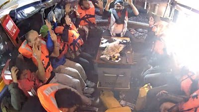 جيش الاحتلال يسيطر على السفينة مادلين ويختطف المتطوعين (فيديو)