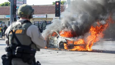 احتجاجات لوس أنجلوس تمتد إلى ولاية تكساس واشتباكات بين الشرطة والمتظاهرين (فيديو)