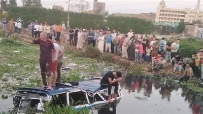 إنقاذ 6 أشخاص ومصرع وإصابة 8 آخرين إثر انقلاب ميكروباص بترعة في الدقهلية (صور)