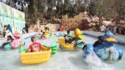 إقبال كبير على البدالات المائية بالحديقة الدولية للهروب من حرارة الجو (صور) 