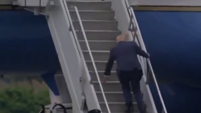 شاهد لحظة تعثر ترامب أثناء صعوده سلم طائرته الرئاسية (فيديو)