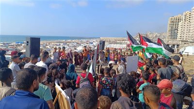 وقفة شعبية في ميناء غزة تضامنًا مع سفينة 