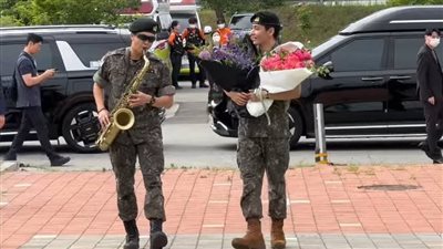 بعزف الساكسفون، نجما BTS العالمية يحتفلان بإكمال خدمتهما العسكرية بالجيش الكوري (فيديو وصور)