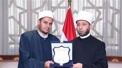  تولى نظافة المسجد بنفسه، وزير الأوقاف يكرم إمامًا ويمنحه 10 آلاف جنيه مكافأة 