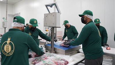 «بيت الزكاة والصدقات» يوزِّع لحوم الأضاحي على أكثر من مليون مستحق بالمحافظات