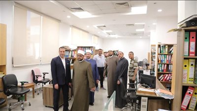 أمين البحوث الإسلامية يتفقَّد إدارات المجمع، ويشدد على أهمية العمل الجماعي وتطوير الأداء