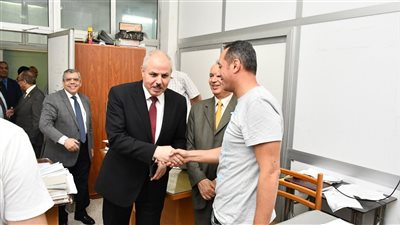 رئيس جامعة القناة يهنئ العاملين بالمبنى الإداري بعيد الأضحى المبارك (صور) 