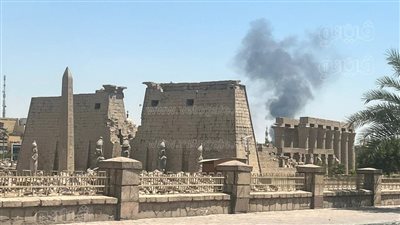 3 سيارات إطفاء تخمد حريق محل ملابس في الأقصر 