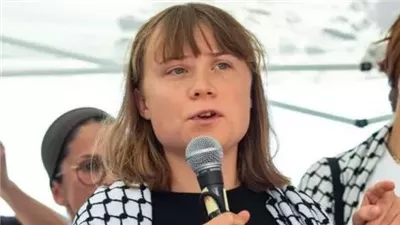 لحظة ترحيل ناشطة سويدية على سفينة مادلين إلى بلدها عبر فرنسا