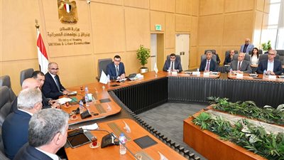 وزير الإسكان يتابع موقف مشروعات المرافق وتوطين الصناعة
