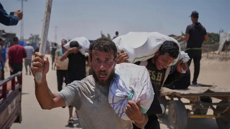 فلسطينيون يحملون