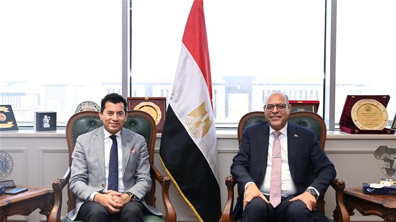 وزير العمل يستقبل