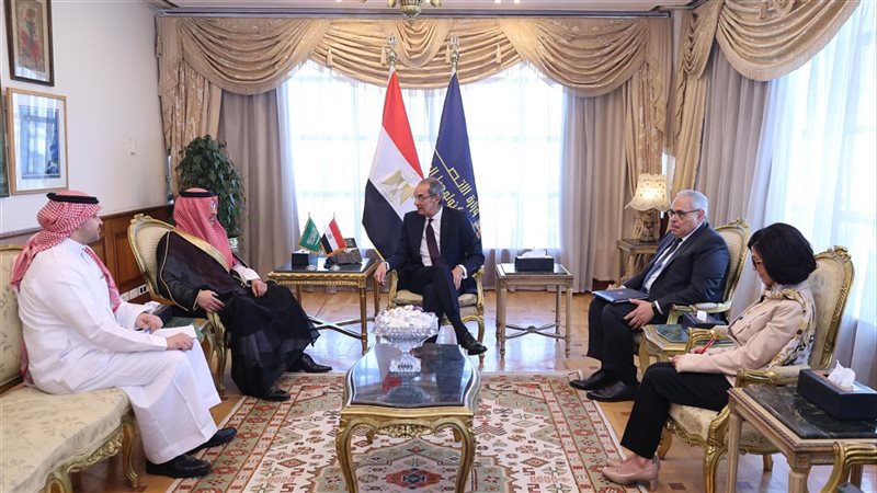 وزير الاتصالات يبحث