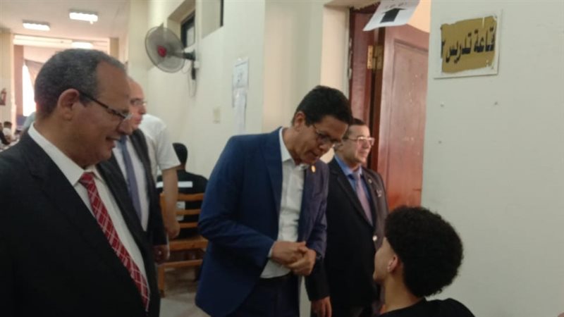 رئيس جامعة بنها يتابع