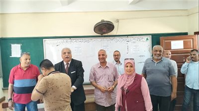 مدير تعليم القليوبية يتفقد كنترول الإعدادية ويوجه بالدقة في التصحيح 